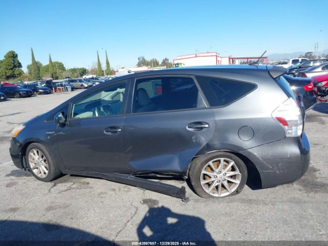 Toyota Prius v Five Image 9