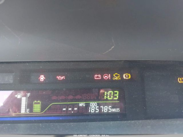 Toyota Prius v Five Image 16