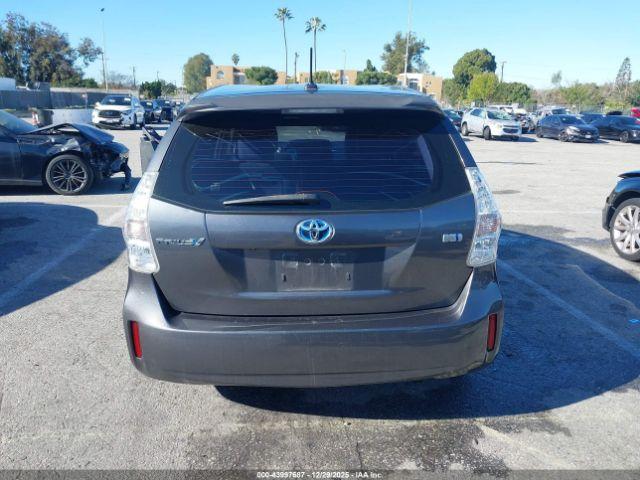 Toyota Prius v Five Image 15