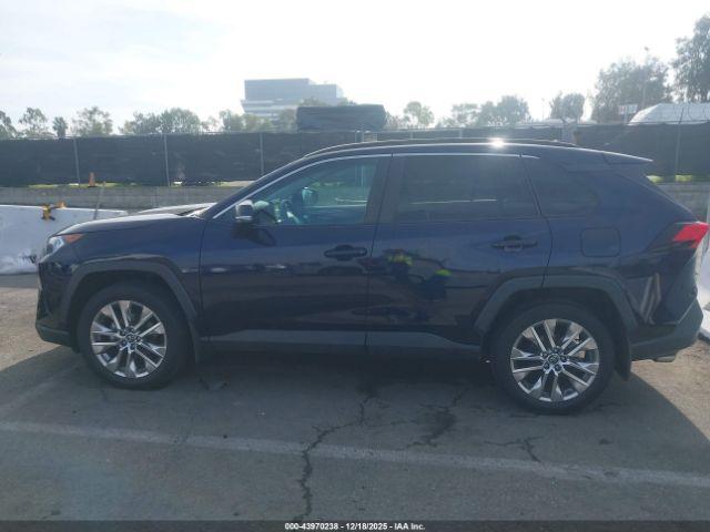 Toyota RAV4 Xle Premium Image 8